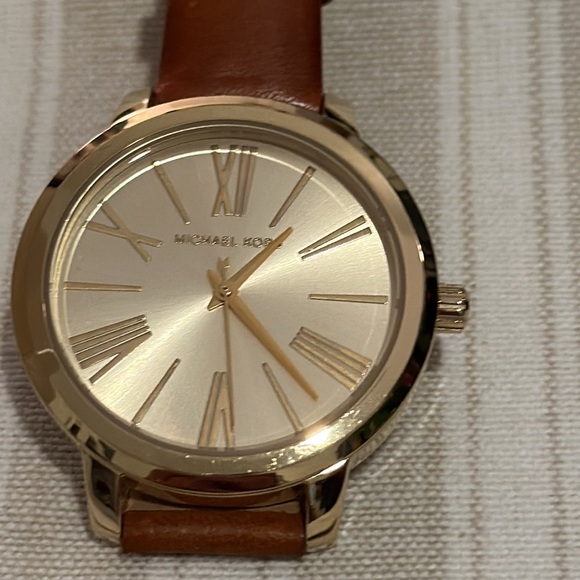 Authentic Michael Kors Women’s Watch, MK-2521 in Gold & Leather Strap Detail - Picture 3 of 16